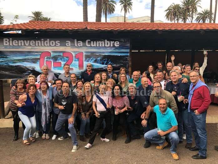 Foto de familia de un grupo de asistentes a la reunión de este sábado (Foto TA)